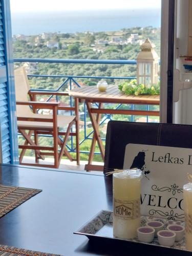 una bebida en una mesa con vistas a un balcón en Lefkas Dream, en Lefkada