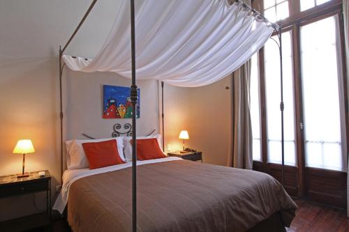 ein Schlafzimmer mit einem großen Bett mit Baldachin in der Unterkunft A Hotel in Buenos Aires