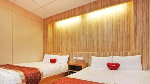 a hotel room with two beds with hearts on them at 日月潭 -日月住館 in Yuchi