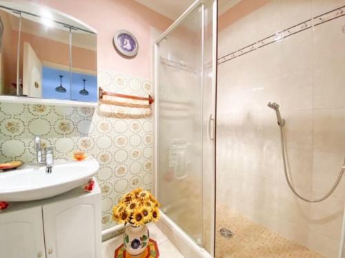 une salle de bain avec douche et lavabo dans l'établissement Appartement au calme proche du centre-ville, à Sanary-sur-Mer