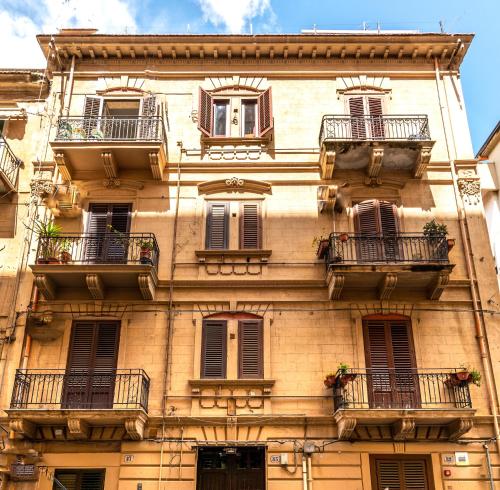 un edificio alto con balcones y ventanas. en La Casa del Moro, en Palermo