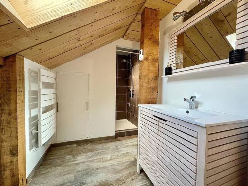 een badkamer met een wastafel en een douche bij Au Cocon du Haut Pergé in Gérardmer