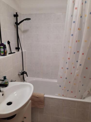 Ένα μπάνιο στο Augsburg!Möblierte Appartment!