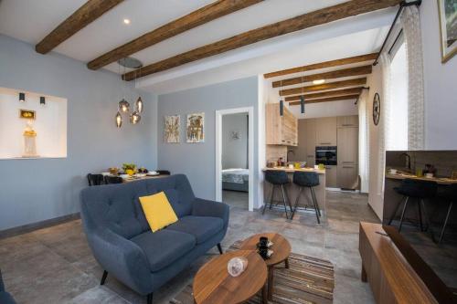 ein Wohnzimmer mit einem blauen Sofa und einem Tisch in der Unterkunft Apartment MIAMAR with port sea view in Dubrovnik
