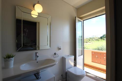 A bathroom at Vale da Rosa Cottage