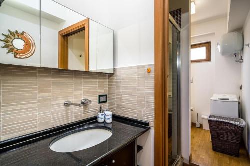 W łazience znajduje się umywalka i lustro. w obiekcie The Magic Place w mieście Mazzeo