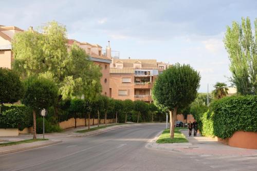 una calle con un edificio y una carretera arbolada en Slappe Jaén II, en Jaén