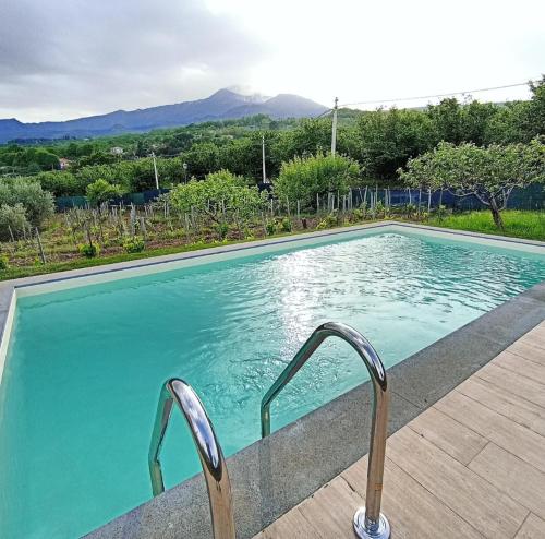 una piscina con vistas a las montañas en Nake Residenza Artistica en SantʼAlfio