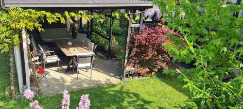a patio with a table and chairs in a garden at Ferienwohnung Oliver in Fritzlar