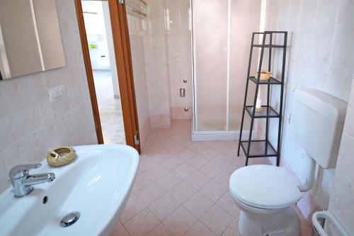 een badkamer met een witte wastafel en een toilet bij Appartamento Bellariva A1 - MyHo Casa in Porto San Giorgio