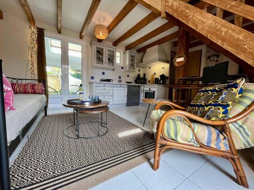 un salon avec un canapé et une table dans l'établissement Maison rénovée avec mezzanine, jardin, à 750m de la plage de La Rémigeasse, 4 couchages, Wifi inclus - FR-1-246A-217, à Dolus-d'Oléron