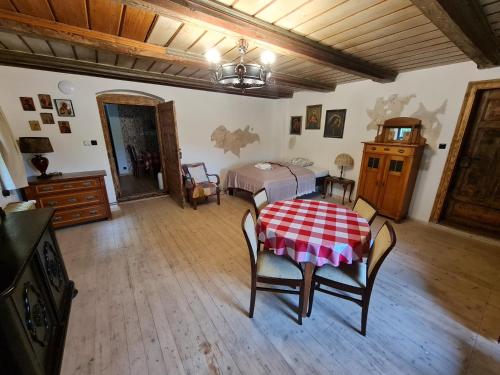 1 dormitorio con 1 cama, mesa y sillas en Czerwony Dworek 8 - Agroturystyka Karkonosze, en Mysłakowice