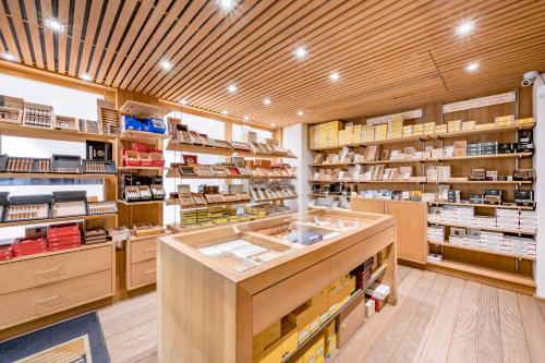 Supermercado u otro tipo de tienda en el hotel o alrededores
