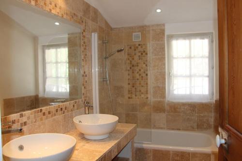 uma casa de banho com um lavatório, um chuveiro e uma banheira em Mas Chamarel, la Provence entre vignes et oliviers proche de la mer em Sanary-sur-Mer