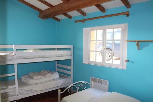 um quarto com 2 beliches e uma janela em Mas Chamarel, la Provence entre vignes et oliviers proche de la mer em Sanary-sur-Mer