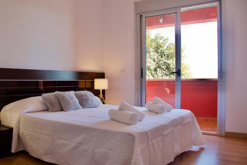 ein Schlafzimmer mit einem großen Bett mit zwei Kissen darauf in der Unterkunft Click&Guest - Sun dream house in Vecindario