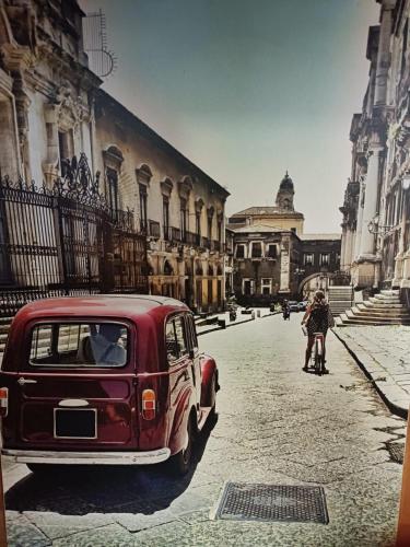 カターニアにあるYoreの路上駐車赤白車