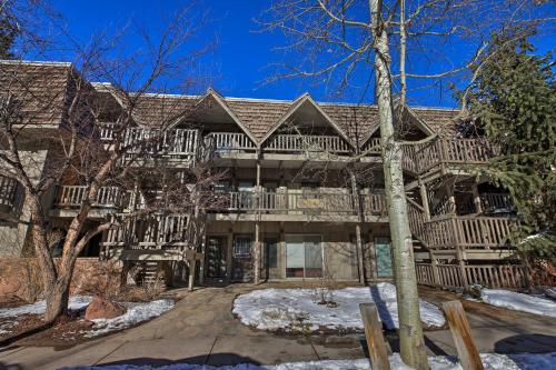 una vista esterna di una grande casa con un ampio ponte di Charming Aspen Retreat - Bus to Ski Areas condo ad Aspen