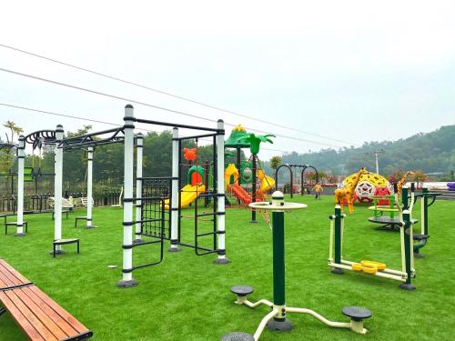 um playground com muitos tipos diferentes de equipamentos de playground em Sun Villa & Resort Hòa Bình - 6 em Hòa Bình