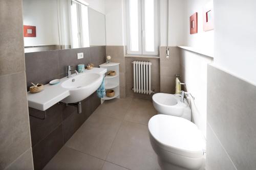 ein Bad mit einem WC und einem Waschbecken in der Unterkunft Appartamento Bellariva B2 - MyHo Casa in Porto San Giorgio