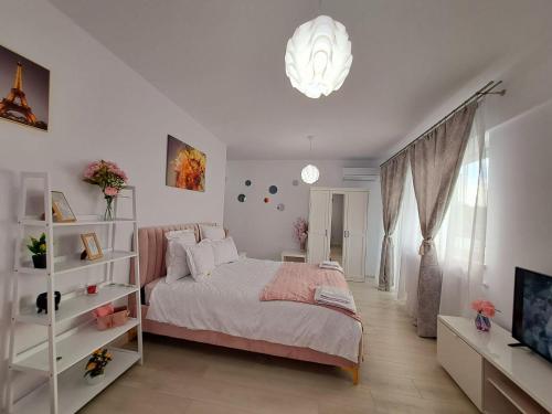Ένα ή περισσότερα κρεβάτια σε δωμάτιο στο RAINBOW APARTMENT PINK - free parking- zona spital Recuperare Iasi