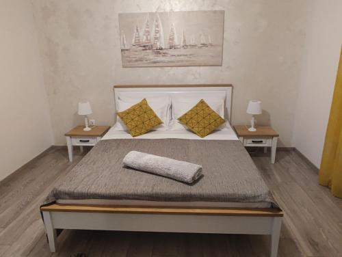 um quarto com uma cama com duas mesas de cabeceira em Sunny Hill em Ston