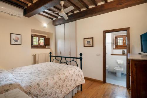 a bedroom with a bed and a bathroom with a toilet at Villa Castelluccio - Arezzo, Toscana in Vogognano