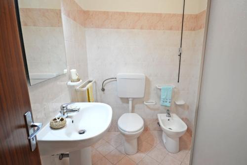 a small bathroom with a toilet and a sink at Appartamento Bellariva B1-MyHo Casa in Porto San Giorgio