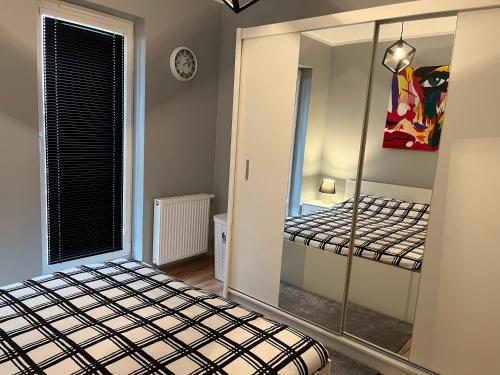 um quarto com um espelho e uma cama em Cosy Apartment-Marine em Rumia