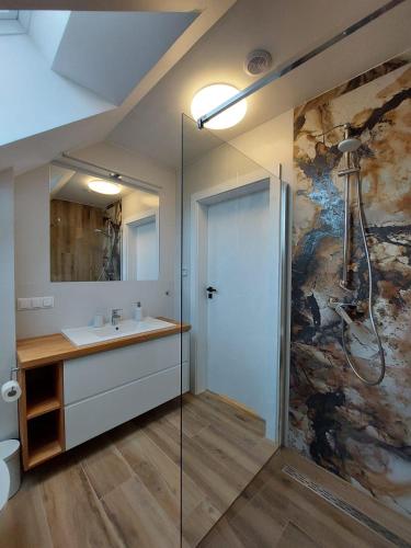 a bathroom with a shower and a sink at Dom nad jeziorem Gaja House in Jadamowo