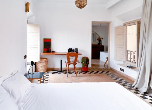Habitación blanca con cama y escritorio en L'Annexe-Villa patio arboré & piscine privée, en Marrakech