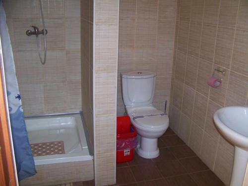 uma casa de banho com um WC e um lavatório em Smerichka em Shaian