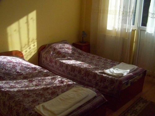 um quarto com 2 camas e uma janela em Smerichka em Shaian