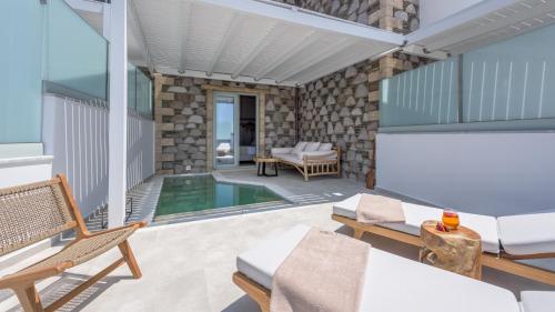 Πισίνα στο ή κοντά στο Hilltop Suites Milos