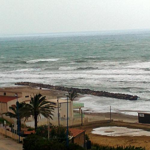 widok na plażę z oceanem w obiekcie MANSARDA MARE BLUE w mieście Sciacca