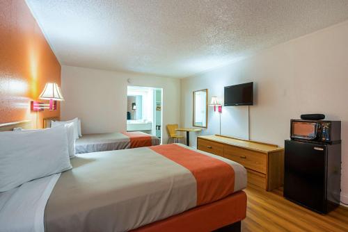 Habitación de hotel con 2 camas y TV en Motel 6-Perry, GA, en Perry