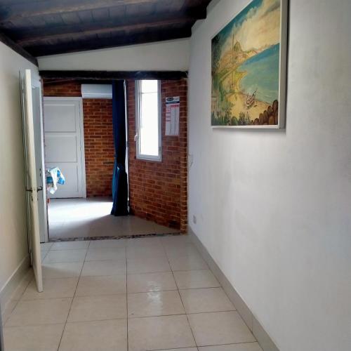 korytarz z obrazem na ścianie i drzwiami w obiekcie MANSARDA MARE BLUE w mieście Sciacca