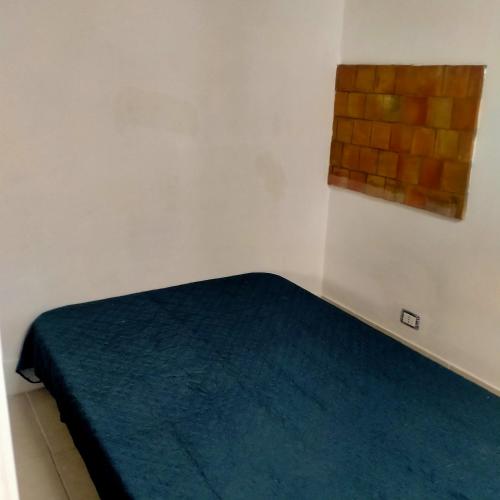 Tempat tidur dalam kamar di MANSARDA MARE BLUE