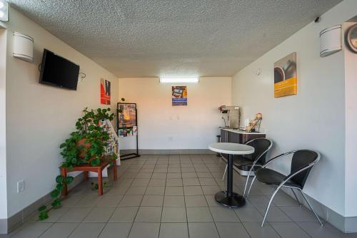 TV a/nebo společenská místnost v ubytování Motel 6-Perry, GA
