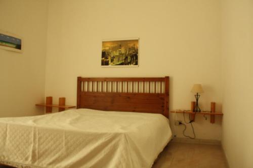 um quarto com uma cama e uma fotografia na parede em Peschici a tre passi em Peschici