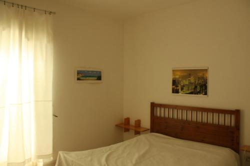 um quarto com uma cama e uma janela em Peschici a tre passi em Peschici