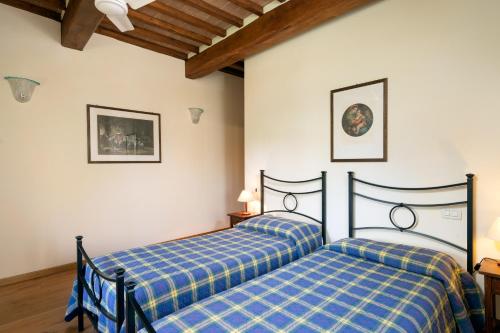 a bedroom with two beds in a room at Villa Castelluccio - Arezzo, Toscana in Vogognano