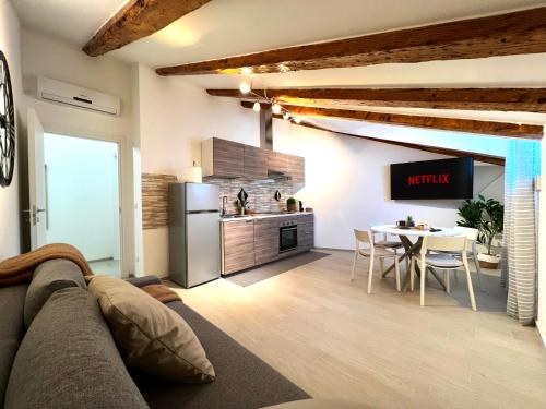 uma cozinha e sala de estar com um sofá e uma mesa em Perfect Stay Apartments em Trieste