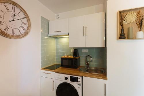 Kuchyň nebo kuchyňský kout v ubytování L'écrin, Studio Cosy, MBS, Wifi, Parking, Clim