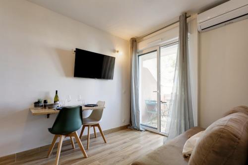 TV a/nebo společenská místnost v ubytování L'écrin, Studio Cosy, MBS, Wifi, Parking, Clim
