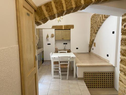 eine Küche mit einem Tisch und Stühlen im Zimmer in der Unterkunft CASA VACANZE DANTE in Mesagne