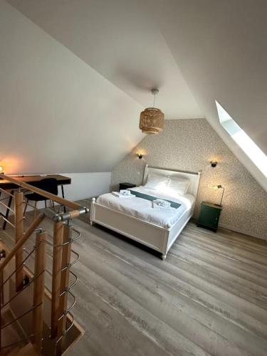 - une chambre mansardée avec un lit blanc dans l'établissement Neptune - SILS, à Douvres-la-Délivrande