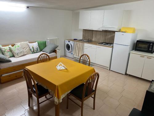 uma cozinha e sala de jantar com uma mesa e um sofá em casa vacanza con terrazza em Laterza
