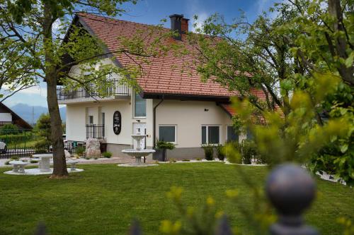 een wit huis met een rood dak bij 47 Heaven Luxury House in Radovljica