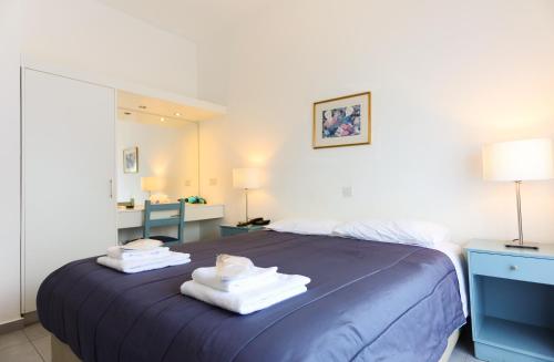 Postel nebo postele na pokoji v ubytování Axiothea Hotel